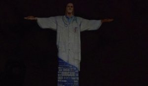 Le Christ Rédempteur de Rio revêtu d'une blouse de médecin en hommage aux soignants du monde entier