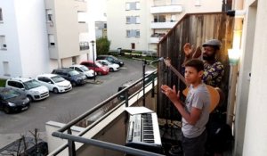 Besançon : le musicien Pat d'F performe depuis son balcon