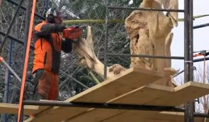 Le sculpteur sur bois, Josh Landry, transforme un vieux chêne dans le jardin de Stephen King en un magnifique sculpture.