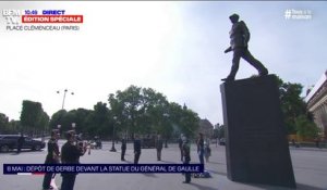 8-Mai: la sonnerie aux morts retentit devant la statue du Général de Gaulle, suivie d'une minute de silence