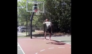 Basketball : sa tête rentre dans le ballon après un dunk raté !