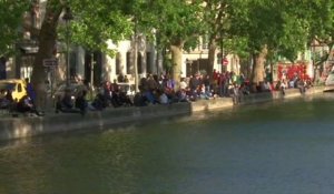 À Paris, le canal Saint-Martin totalement pris d'assaut pour ce premier jour de déconfinement