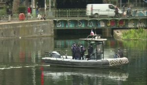 Paris: pour éviter un nouvel attroupement, la brigade fluviale patrouille sur le canal Saint-Martin