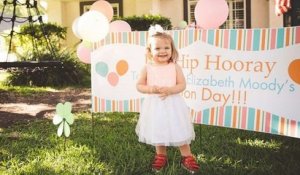 Pour célébrer l'adoption de leur fille de 2 ans, une famille d'accueil organise un défilé en son honneur