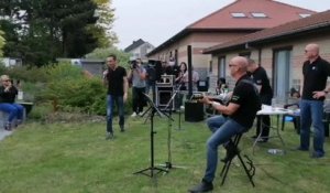 Mouscron: concert surprise de Jean-Baptiste Guégan à la Résidence Amadeus