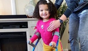 Cette petite fille atteinte de spina bifida apprend à marcher malgré son handicap