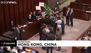Hong Kong : deux militants pro-démocratie sortis de force du Conseil législatif