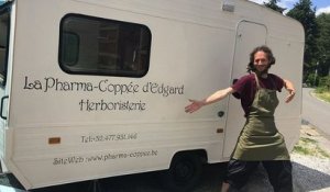 Belgique : un homme a aménagé sa caravane en une herboristerie ambulante