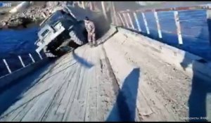 Ce pont cède sous le passage d'un camion de l'armée en Russie !