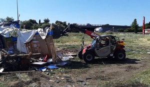 Destruction des cabanes des Gilets Jaunes au rond point d'Avignon-Nord le 28 mai 2020