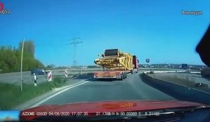 Ce camion perd son  chargement en plein virage : une grue entière sur la route !