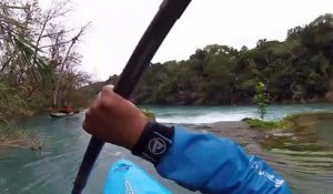 Un kayakiste bloqué dans une cascade
