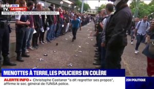 Des policiers jettent leurs menottes à terre pour exprimer leur colère