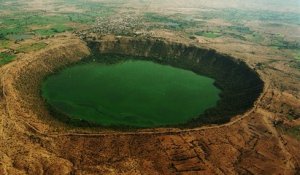 Ce lac créé par une météorite a changé de couleur en une nuit