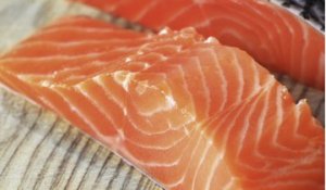 Toxique, voici pourquoi vous devriez arrêter de manger du saumon d'élevage