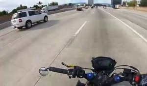Un motard aide un automobiliste sur une autoroute