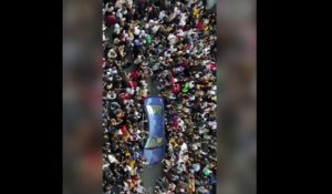 Une immense foule réunie dans une rue parisienne pour la Fête de la Musique