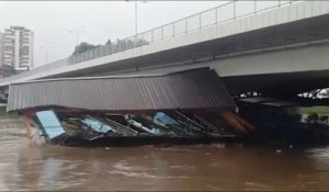 Des péniches emportées par d’impressionnantes inondations en Serbie