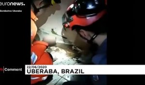 Au Brésil, sauvetage délicat d'un chiot coincé sous le plancher