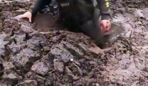 Ce motard se retrouve coincé dans la boue