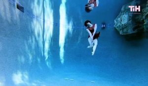 Une femme danse pendant plusieurs minutes sous l'eau