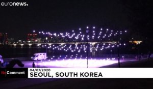 Covid-19 : des messages de prévention illuminent le ciel de Séoul