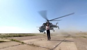 Une journaliste russe se fait frôler par un hélicoptère en pleine interview