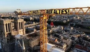 L'opération spectaculaire des membres de Greenpeace qui sont parvenus ce matin à grimper sur la grue du chantier de Notre-Dame de Paris