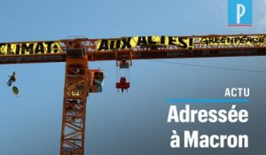 Paris : Greenpeace pose une banderole pour le climat sur la grue de Notre-Dame