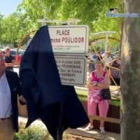 Le Mag Cyclism'Actu - Christian Prudhomme inaugure la Place Raymond Poulidor à Chauvigny : "On n'oubliera jamais Raymond Poulidor"