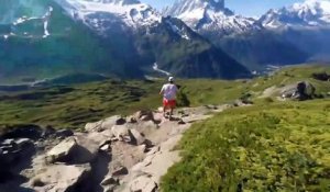 Il essaie de suivre un champion marathonien sur les pistes du mont blanc