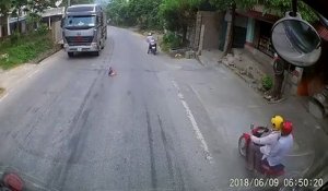 Effrayant : un bébé traverse seul la route au moment où deux camions s'approchent