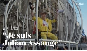 Vivienne Westwood se met en cage pour apporter son soutien à Julian Assange