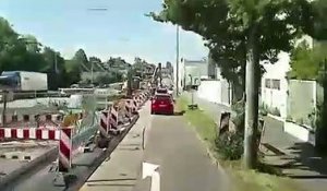 Une grue chute sur une voiture mais le conducteur va avoir beaucoup de chance