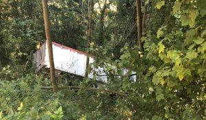 Un camion tombé dans un ravin au dessus de la vallée du Gouédic
