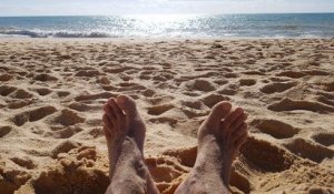 Méthode imparable pour se débarrasser du sable qui colle sur les pieds à la plage