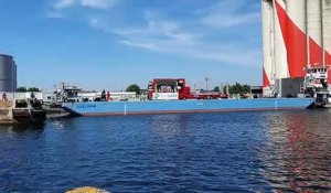 Un des camions du cirque Claudio Zavatta sur une barge dans le port de Saint-Nazaire