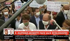 Entouré de pancartes hostiles, le Ministre de la Justice Eric Dupont-Moretti est interpellé par des militants verts en arrivant à leur Université d'été
