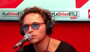 Raphaël interprète "Maquillage bleu" en live dans #LeDriveRTL2