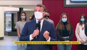 "Donnez-moi un masque plus léger" : Emmanuel Macron manque de s'étouffer lors d'un déplacement