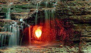 Le mystère de la flamme éternelle cachée sous une cascade