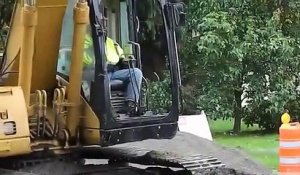 Il détruit une canalisation d'eau en creusant dans le jardin... sale journée pour cet ouvrier