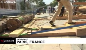 Des charpentiers sur le parvis de Notre-Dame-de-Paris