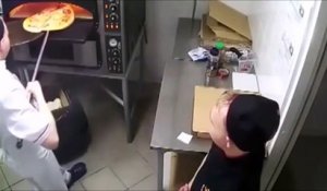 Ce chef sort une pizza du four avec style... Ou pas