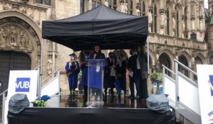 Remise des diplômes des étudiants de la VUB et ULB sur la Grand-Place de Bruxelles