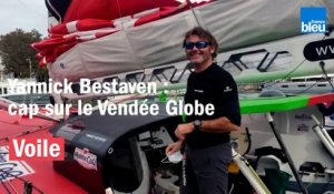 Vendée Globe : le navigateur Yannick Bestaven quitte le port de La Rochelle pour rallier Les Sables-d'Olonne