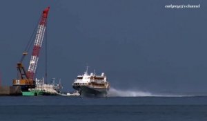 Ce navire hydroptère avance à grande vitesse en mer... Impressionnant