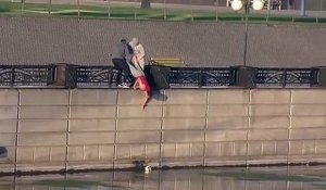 Trois hommes vs Ballon dans une rivière