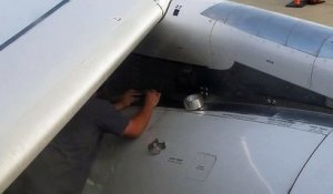 Ce technicien fait une réparation pas très rassurante sur un réacteur d'avion