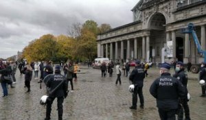 La police met fin à la manifestation contre les mesures anti-covid au Cinquantenaire